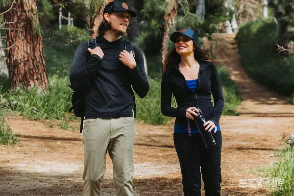 高清摄影 一个男人站在一条土路上的女人旁边。