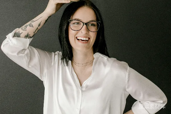 高清摄影 一个微笑的女人稳稳地把一瓶子放在了头上。