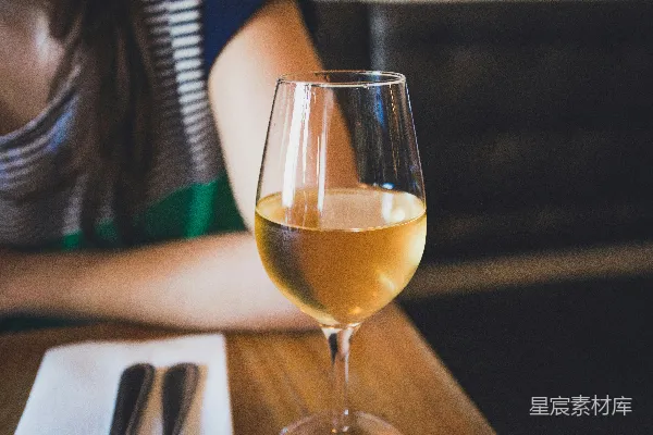 高清摄影 棕色木桌上的空酒杯