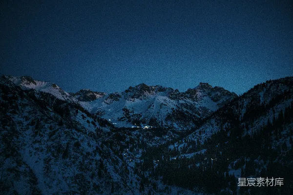 高清摄影 夜晚雪山山脉的景象