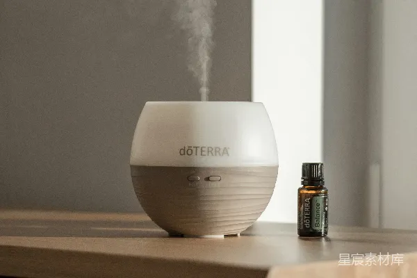 高清摄影 加湿器放在一张木制的梳妆台上