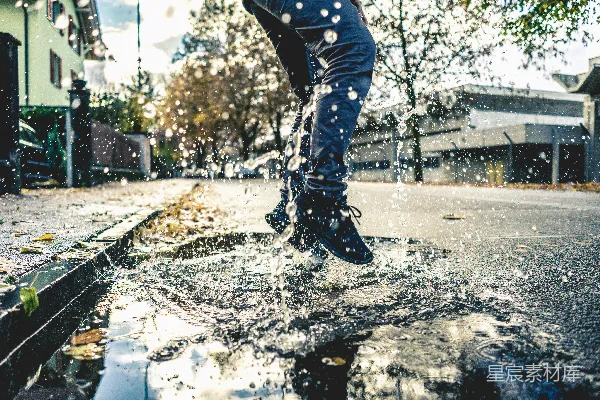 高清摄影 路面上水坑中的溅水者