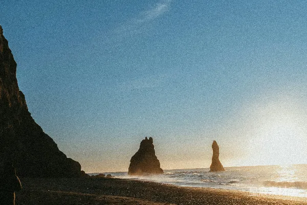 高清摄影 海边一个人在沙滩上散步