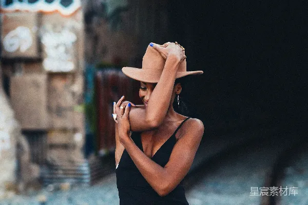 高清摄影 一位妇女站在隧道里的铁轨旁拍照。
