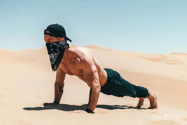 高清摄影 男人在沙漠中推搡