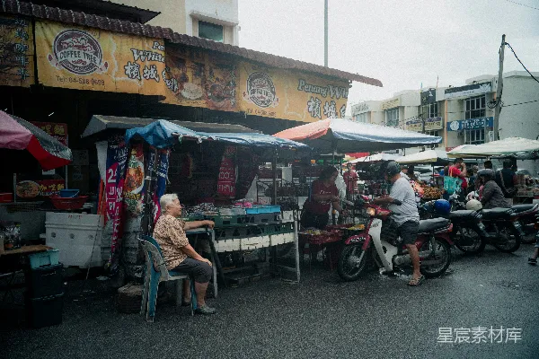 高清摄影 街头市场的人群和摊位以及摩托车。