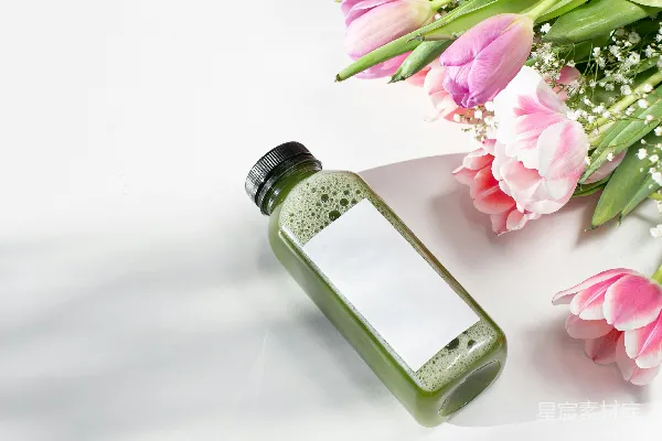 高清摄影 粉白相间的花朵装饰在透明玻璃瓶上
