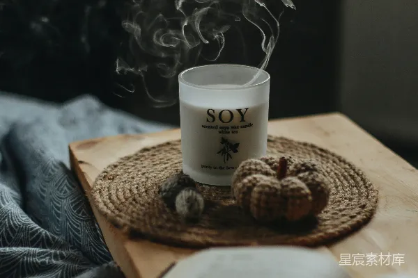 高清摄影 托盘上一杯咖啡旁边有一本书