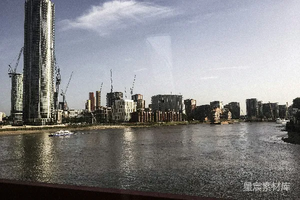 高清摄影 城市在白天水体上的 skyline