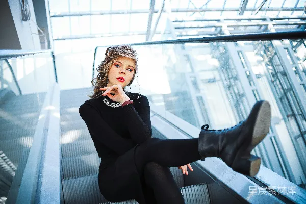 高清摄影 黑色长袖衬衫和黑色长裤的女人坐在黑色的电梯上。