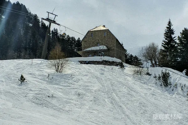 高清摄影 白天人们走在覆有白雪的靠近棕色房屋的地面漫步。