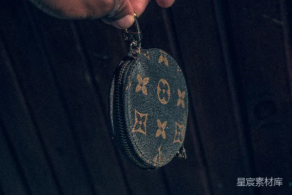 高清摄影 手持钱包的人