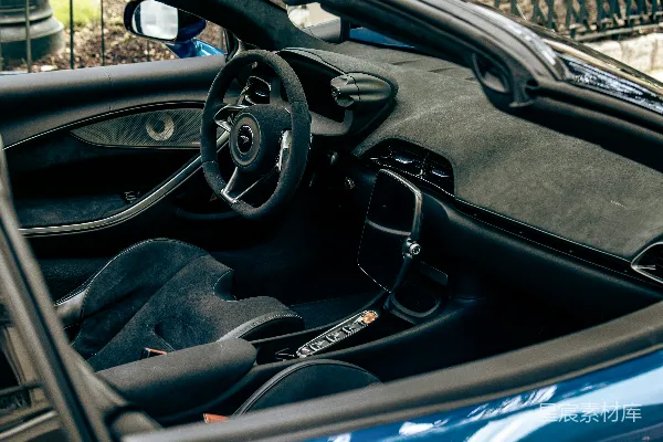 高清摄影 一辆蓝白相间的 sports car，内饰为黑色。
