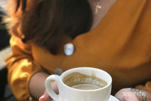 高清摄影 女士手持一只白陶瓷杯放在托盘上