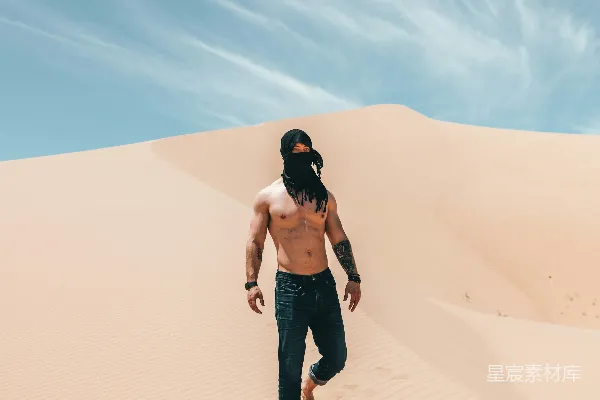 高清摄影 站在沙滩上的男人