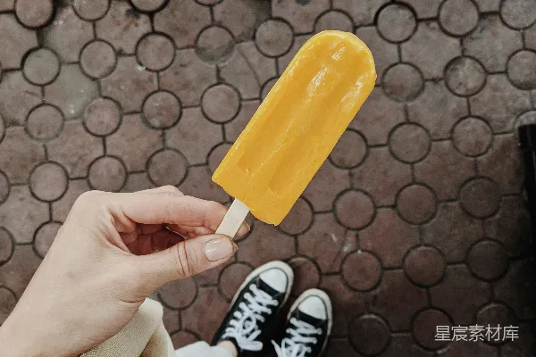 高清摄影 黄色塑料冰棍玩偶