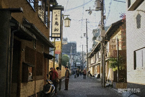高清摄影 一群人走在紧邻高楼大厦的街道上