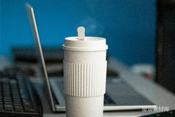 高清摄影 桌子上一个白色的圆柱形物体