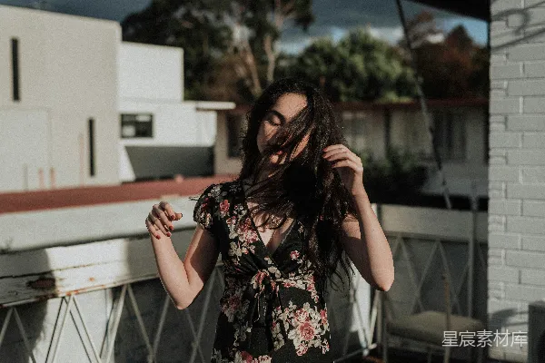 高清摄影 女人站在栏杆旁边