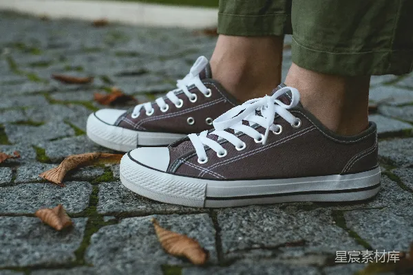 高清摄影 穿着灰色和白色Converse All Star高帮运动鞋的人