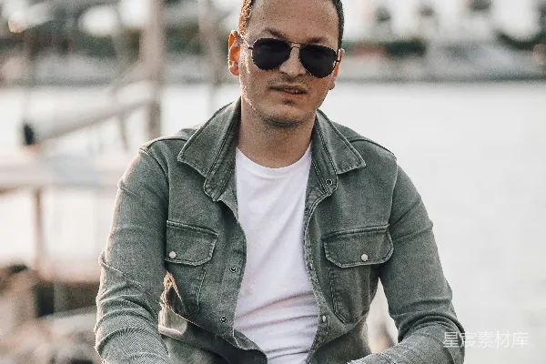 高清摄影 戴着太阳镜的男人在户外摆姿势。