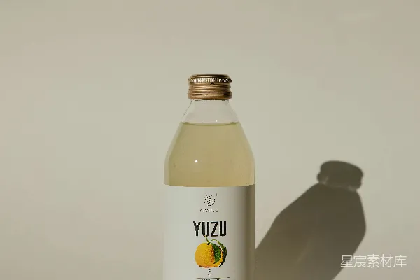 高清摄影 白色和黄色标签的瓶子