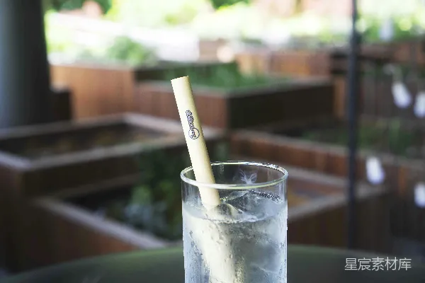 高清摄影 清饮玻璃杯配白 straw