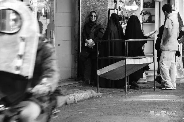 高清摄影 一个男人骑着摩托车走在街道上