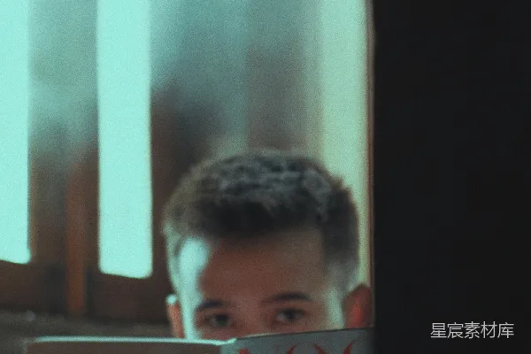 高清摄影 一个男人在窗前阅读杂志。