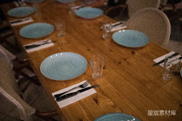 高清摄影 桌子上放着 plates 和 glasses 。