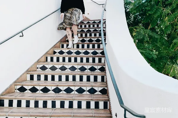 高清摄影 白衣白裙女子正走下楼梯