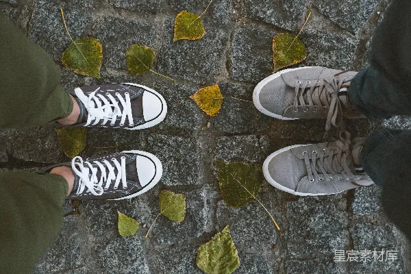 高清摄影 白色和黑色 converse 全 superstar 高帮鞋