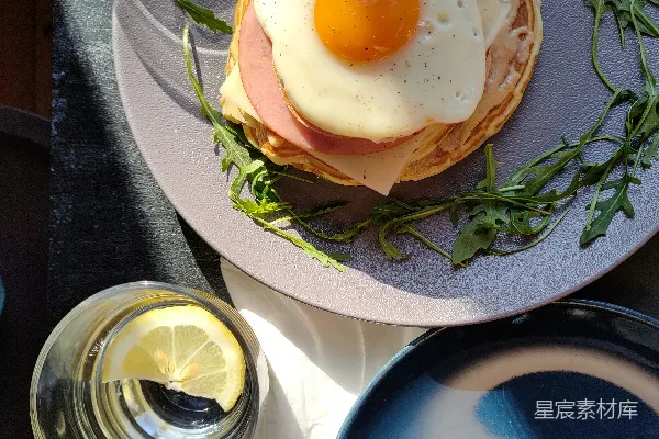 高清摄影 一碗上面有一个鸡蛋的盘子里的食物