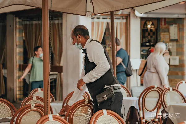 高清摄影 穿着白衬衣的男人坐在椅子上