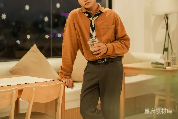 高清摄影 穿着复古服装的年轻男子手持一杯酒 indoors。