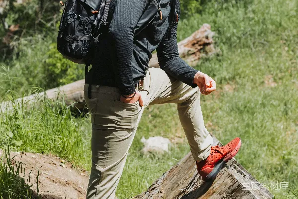 高清摄影 背着背包的男人站在一根木头上
