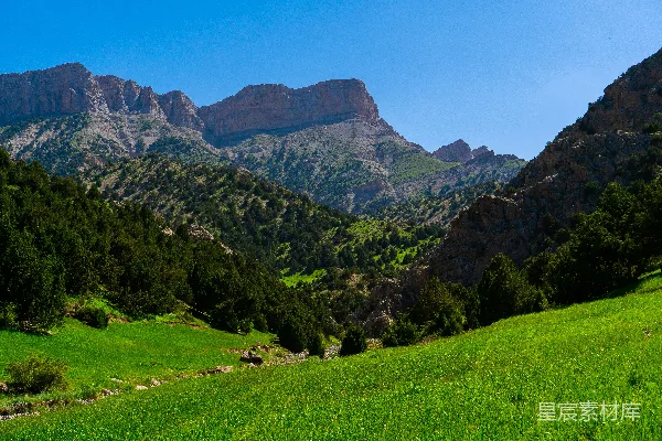 高清摄影 山下绿草地上，蓝天白云之间，白天时分。