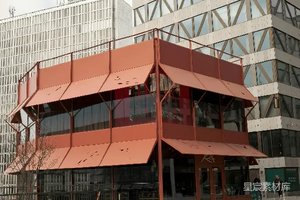 高清摄影 前面有一排带有几把椅子的建筑。