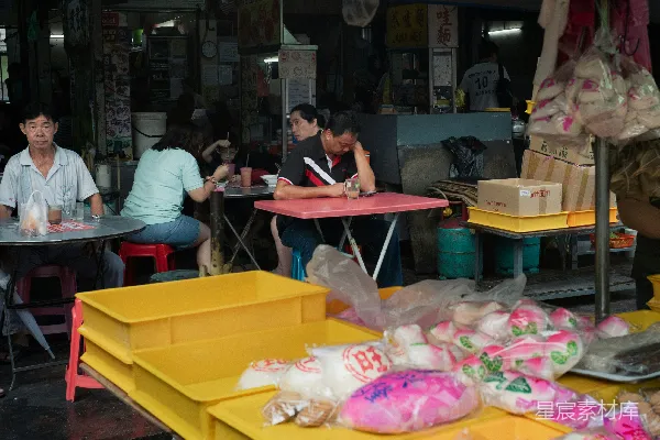 高清摄影 室外市场摊位上坐着的人们。