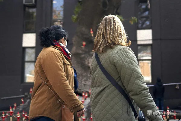 高清摄影 一个男人和一个女人亲吻