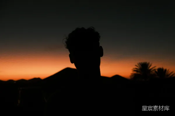 高清摄影 背景中有夕阳的一个男子轮廓