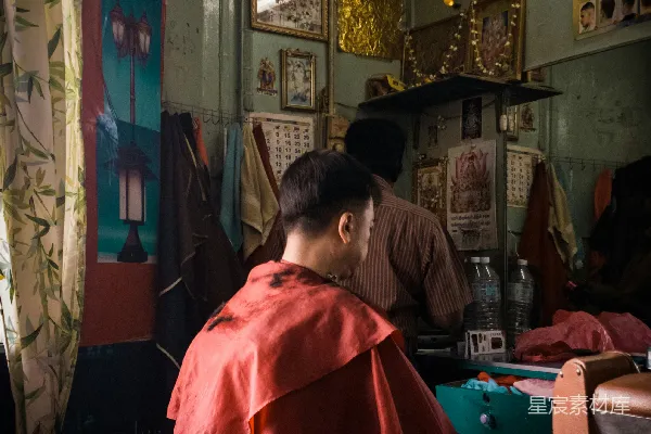 高清摄影 红发男子修剪斗篷