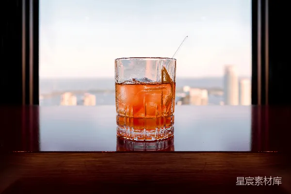 高清摄影 桌上的酒杯