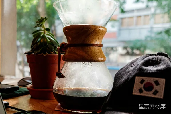 高清摄影 餐桌上的透明玻璃水壶