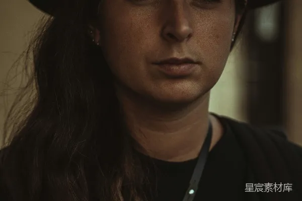 高清摄影 黑帽黑衫的女人