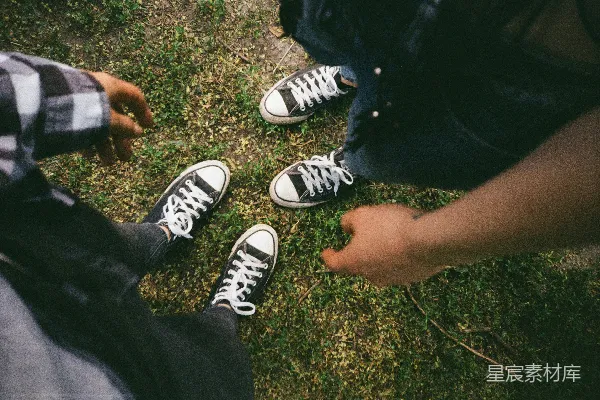 高清摄影 身穿黑白Converse All Star低帮运动鞋的人