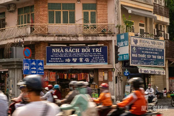 高清摄影 一群人在街上骑摩托车