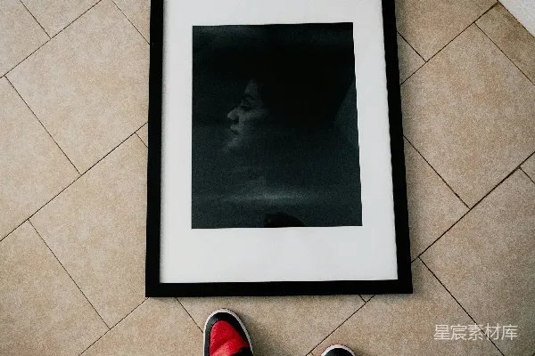 高清摄影 站在地板上一幅画前面的人