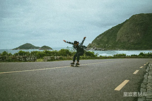 高清摄影 黑色夹克和黑色裤子的人在白天的灰色沥青路上跳跃。