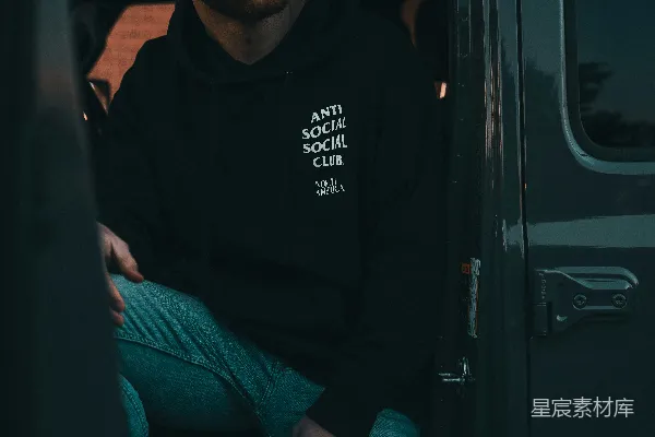 高清摄影 一个男人坐在一辆货车的后部。